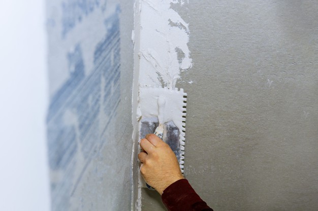 handyman-applying-ceramic-tiles-on-bathroom-walls-in-bathroom-during-renovation_73110-9396.jpg (49 KB)